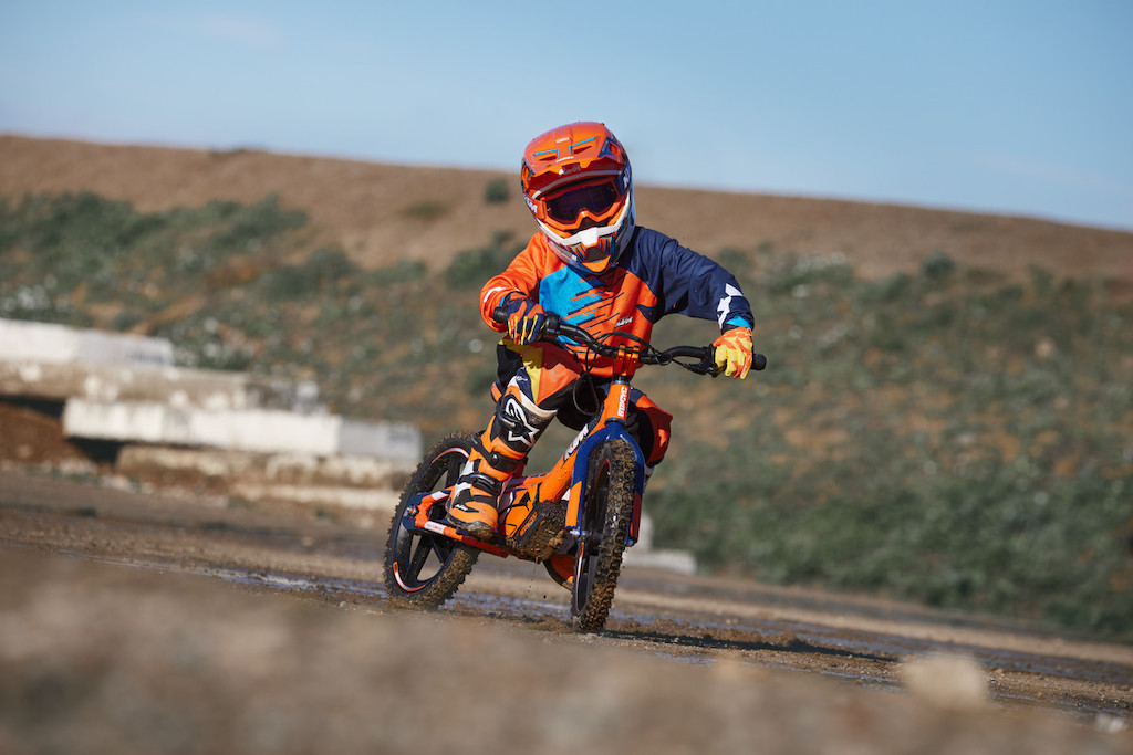 KTM 16 eDrive bambino con casco e abbigliamento da fuoristrada in sella alla ebike KTM